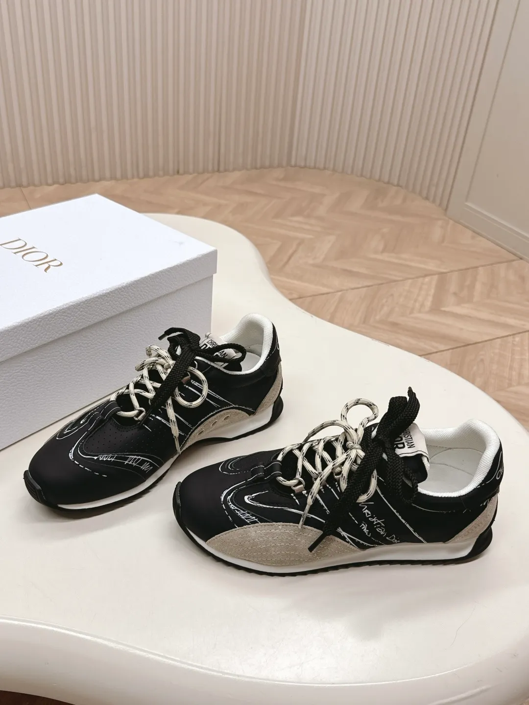 👟👟Ex-factory price 660👟👟 Dior sketch Dior spring and summer catwalk style graffiti sketch moral training shoes Forrest shoes. Original development. The most photographed item in the 25ss spring and summer show. This pair of shoes has changed the single design style of Forrest shoes in the previous impression. It retains the original shape. The details are very in line with the current fashion trend, but it also incorporates the manager's new understanding and retro feelings for Forrest shoes. The overall feeling is brand new. The material is a bit matte leather, full of retro style. It looks very high-end. The feeling on the foot is very convex. The upper foot is really good-looking and versatile. It can be worn with any style of clothes, pants and skirts. It looks good on anyone. Original combination outsole Size: 35-45